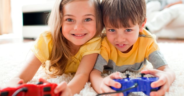 Niños con un videojuegos 