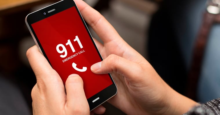 Persona marcando al 911 desde su celular