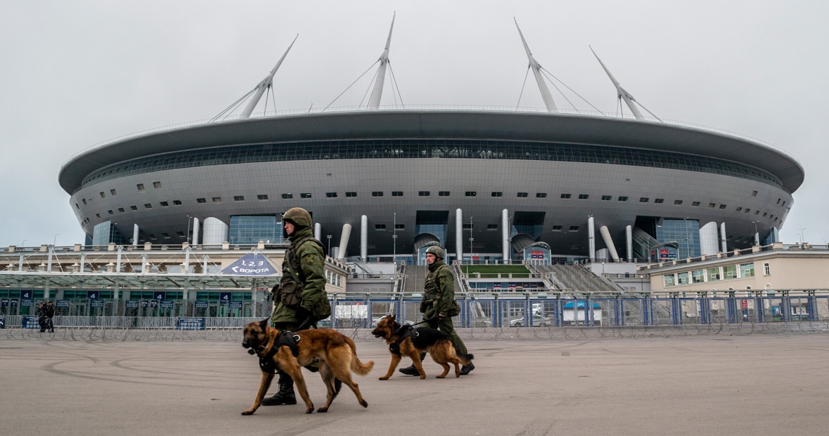Oficiales rusos delante del estadio